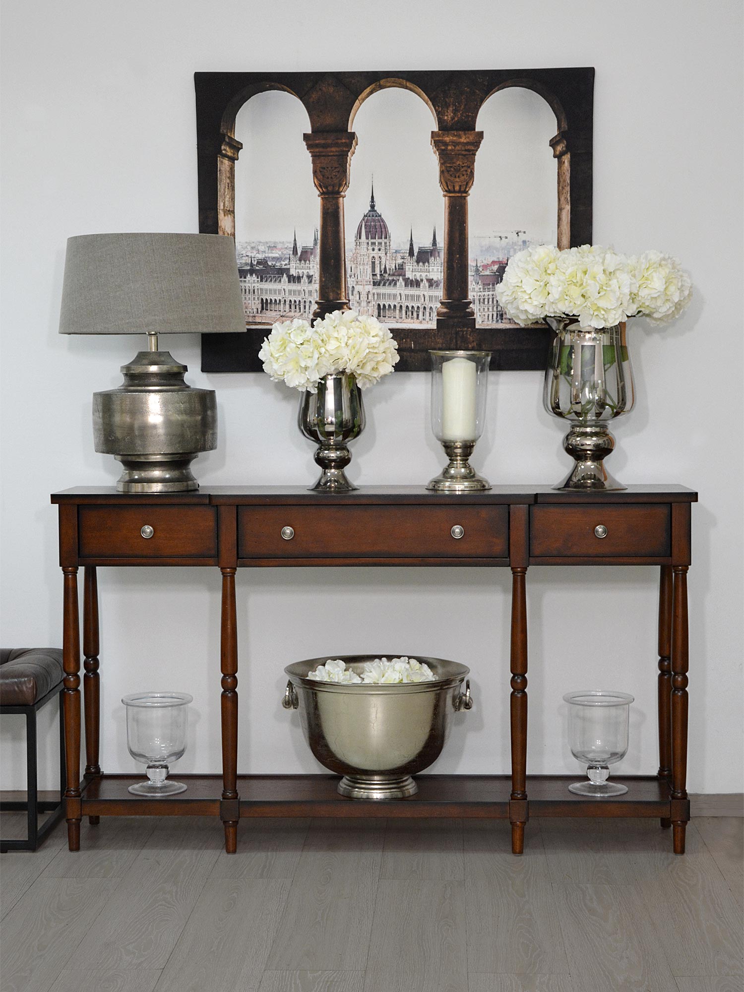 Konsola z metalowymi detalami w stylu klasycznym