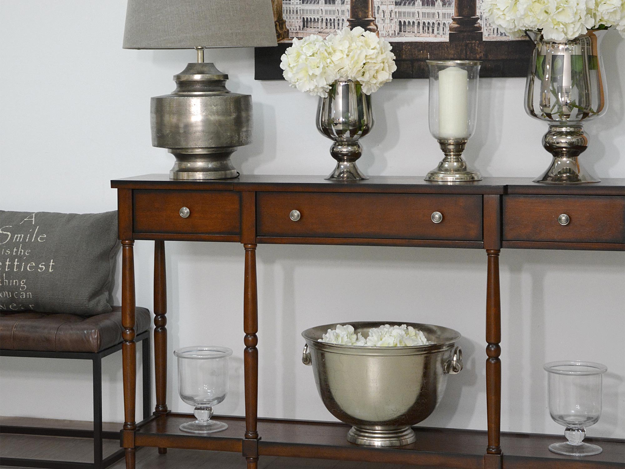 Dekoracyjna konsola w stylu klasycznym z ciemnym wykończeniem drewna