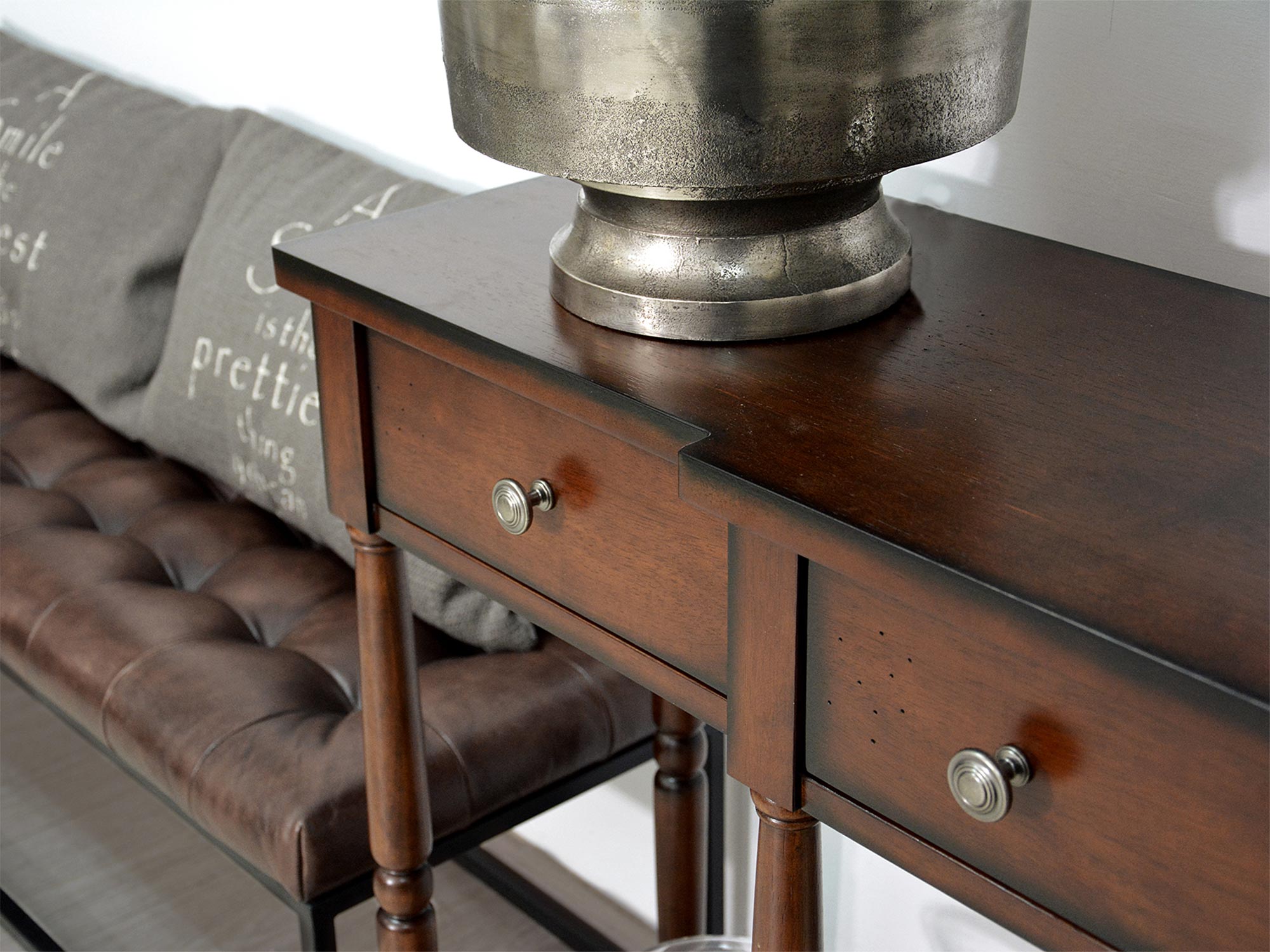 Konsola w stylu tradycyjnym z drewnianymi nogami i szufladami