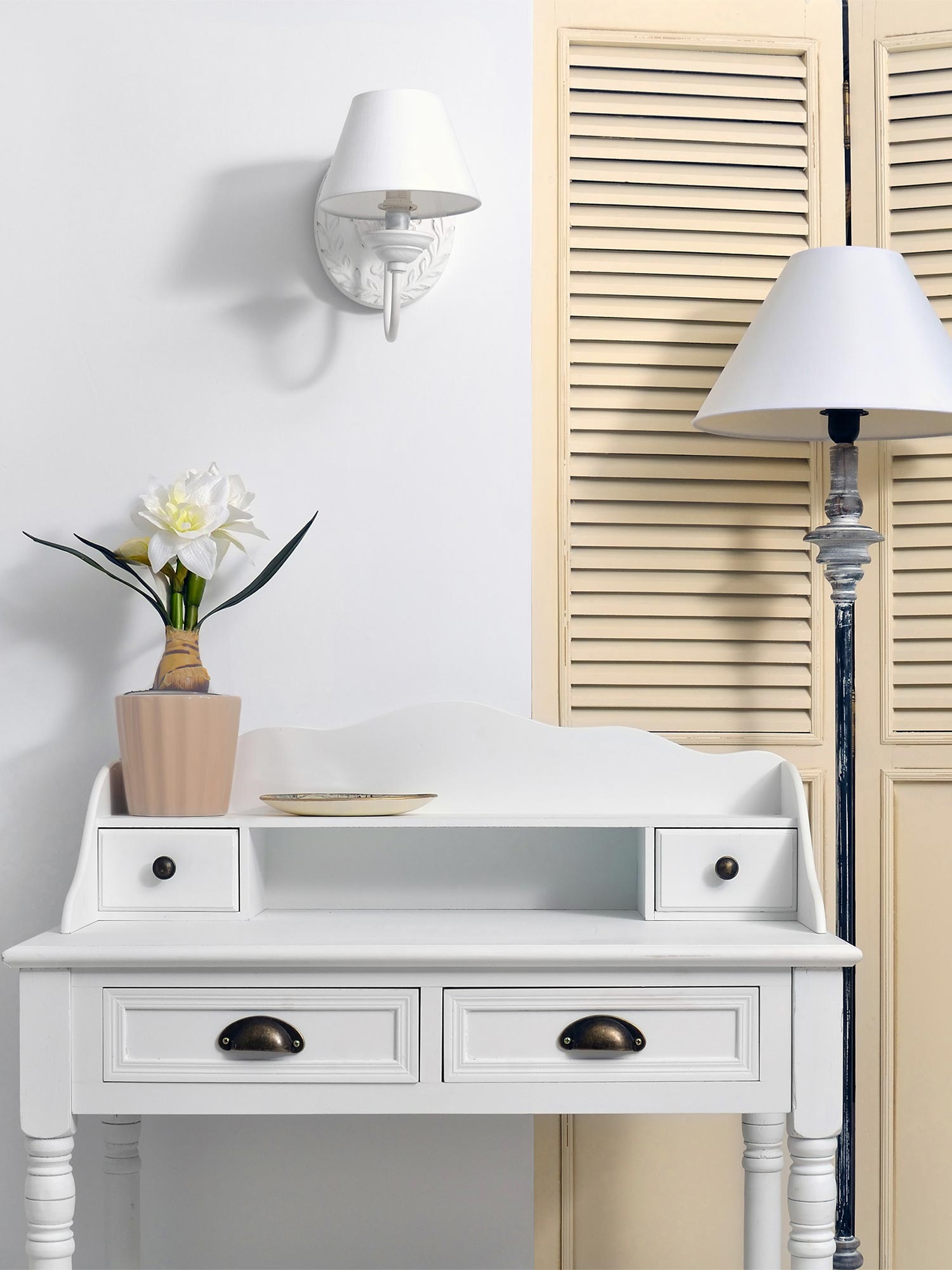 Konsola klasyczna z metalowymi uchwytami