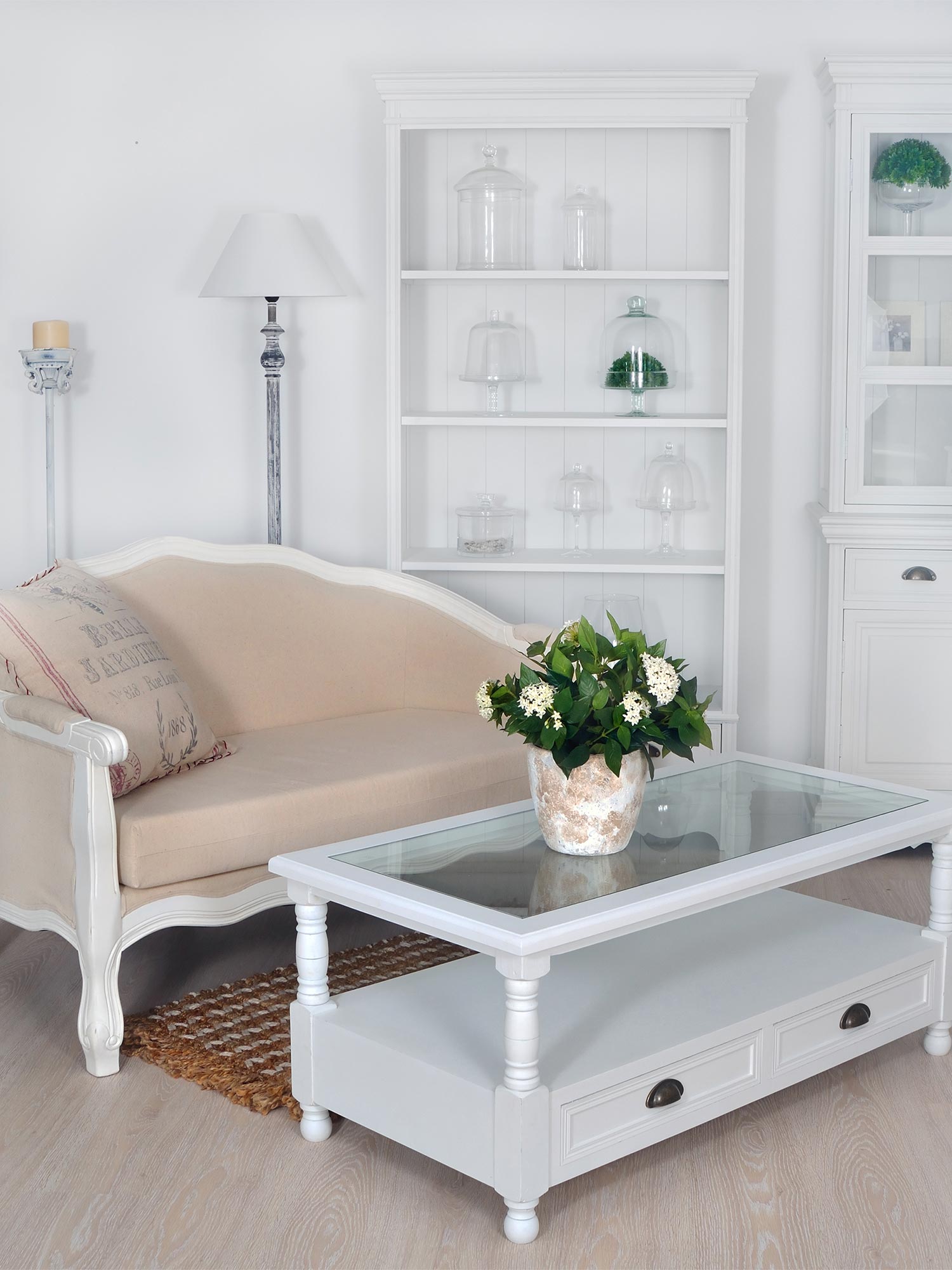 Biała drewniana witryna z przeszklonymi drzwiami w stylu prowansalskim aranżacja salonu