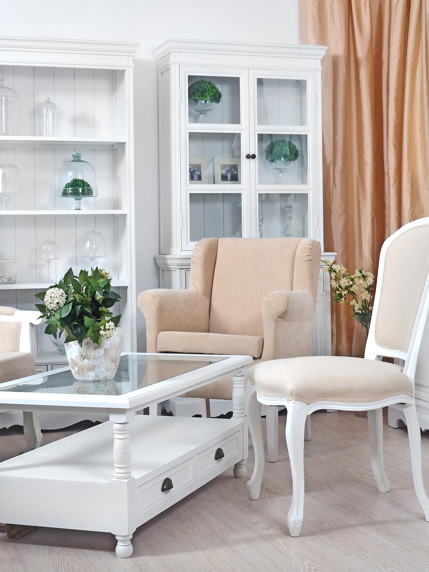 Drewniana witryna z przeszklonymi drzwiami i półkami w stylu prowansalskim kolor biały