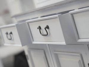 Miniatura 3 - Dřevěná komoda s dekorativními čely a kovovými úchytkami v provensálském stylu bílá barva