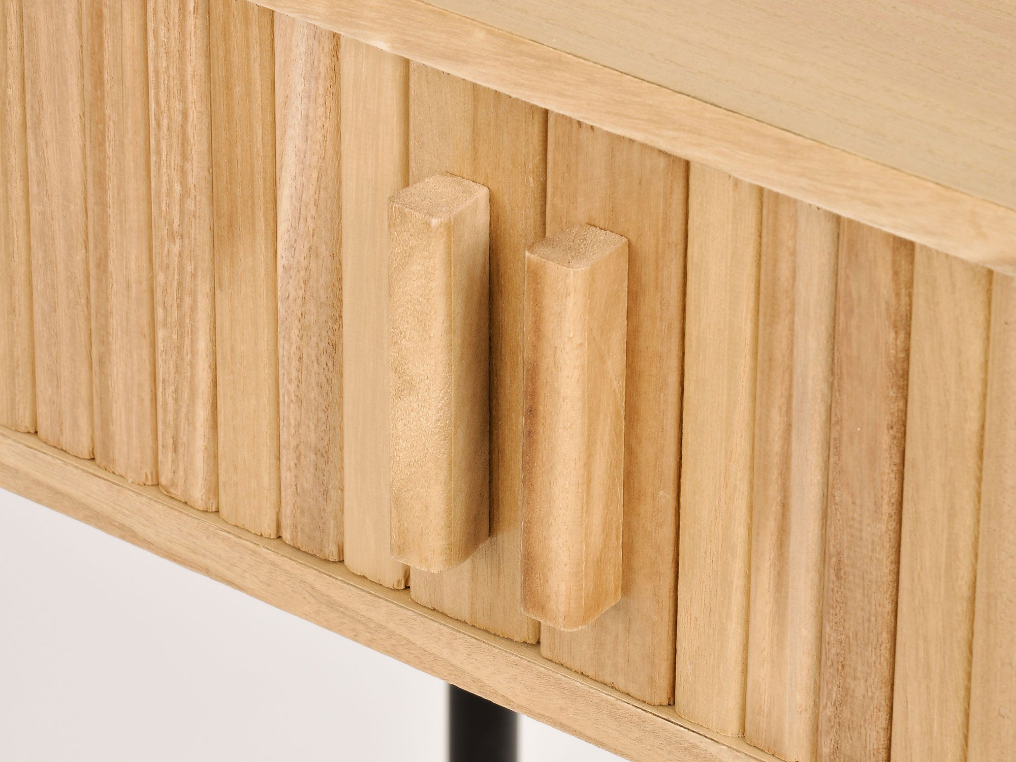 Toaletka z lamelami z drewna i czarną ramą w stylu loftowym