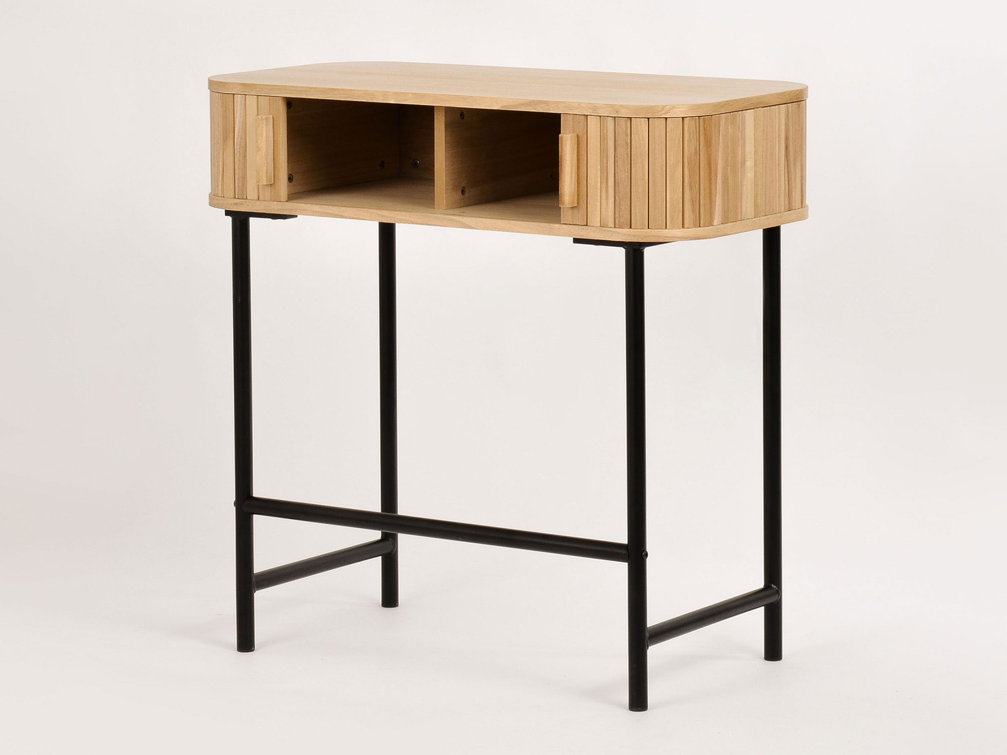 Szczegół blatu z naturalnego drewna z lamelami pionowymi