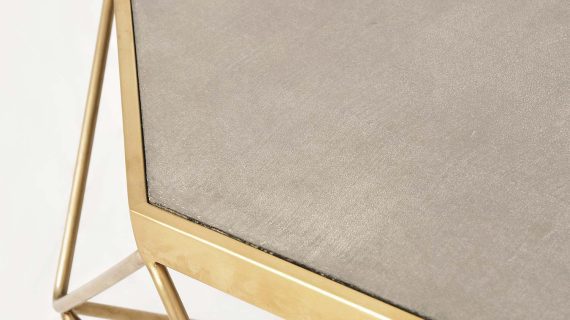 Miniaturka 6 - Stolik kawowy w stylu glamour z geometryczną ramą i cementowym blatem – Luxe