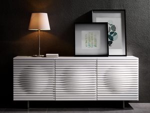 Miniaturka 2 - stylowa komoda MDF z ryflowanym frontem i połyskiem, aranżacja glamour