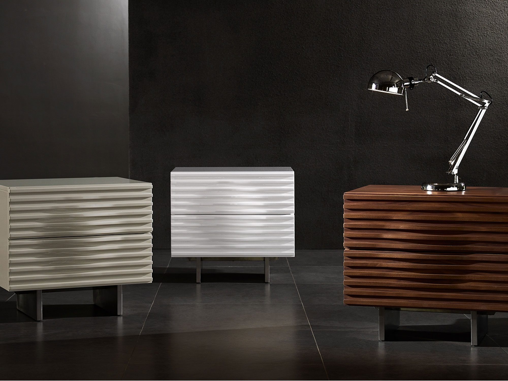 Aranżacja z białymi i brązową szafką w stylu glamour z ryflowanym frontem