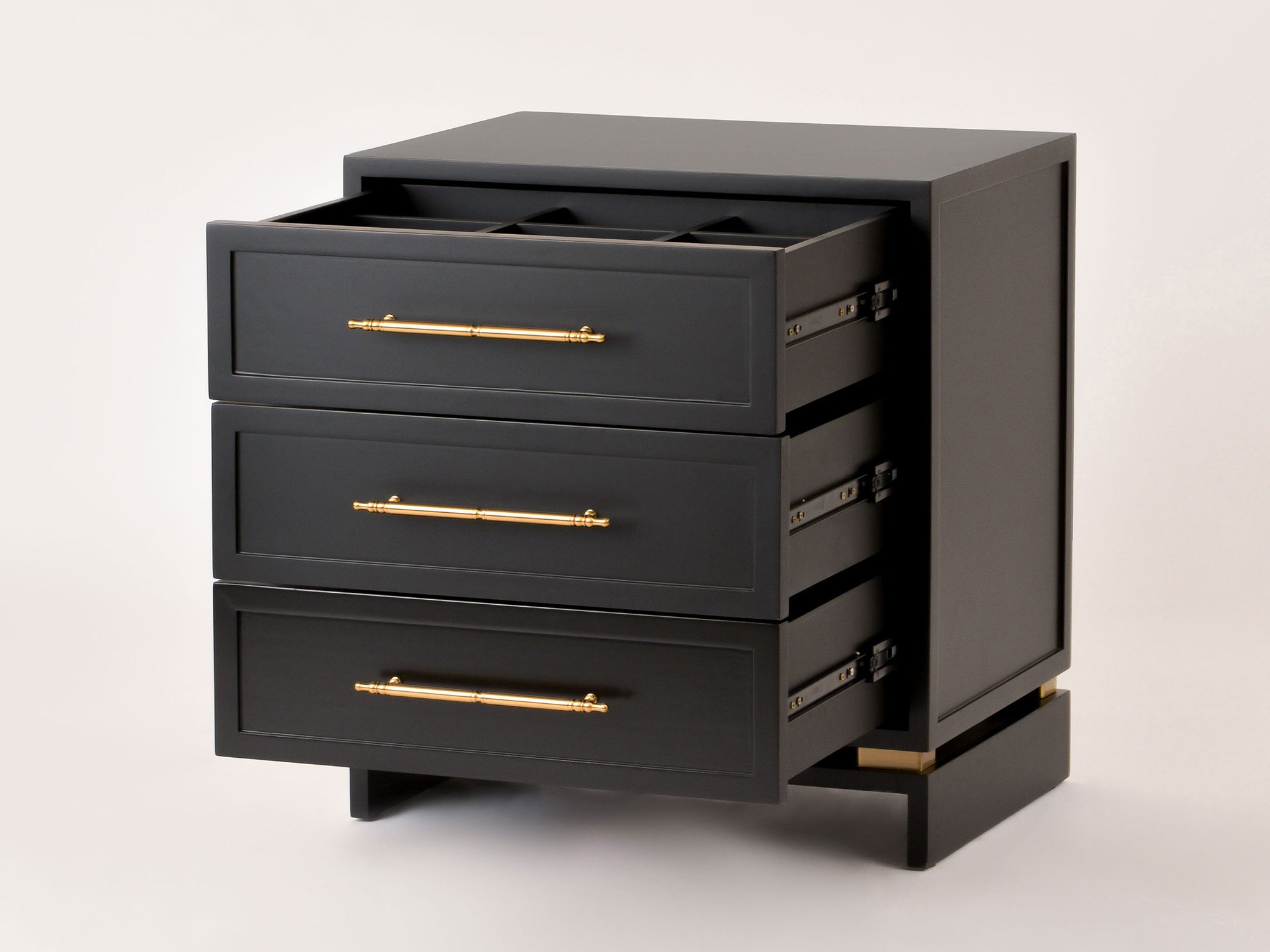 Designerska komoda z litego wiązu z trzema złotymi uchwytami