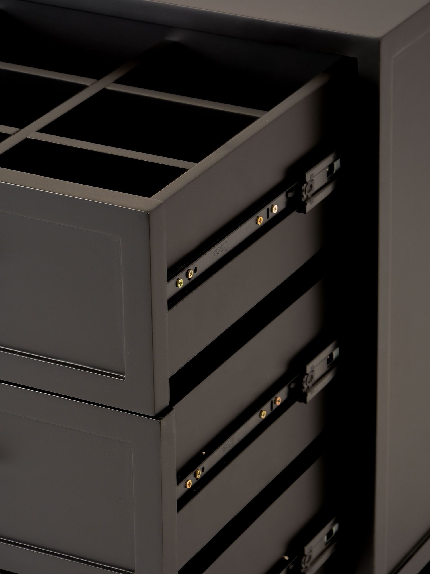 Czarna komoda z drewna wiązu z ukośnym złotym detalem