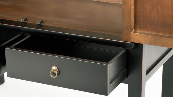 Miniaturka 4 - Czarna drewniana szafka z wysuwaną szufladą i złotym uchwytem