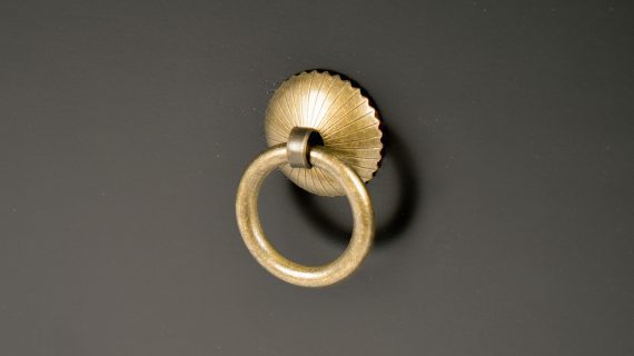 Miniaturka 5 - Metalowy uchwyt w formie pierścienia na czarnej matowej powierzchni