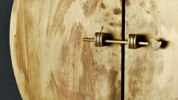 Miniaturka 7 - Komoda z okrągłym złotym symbolem w stylu orientalnym