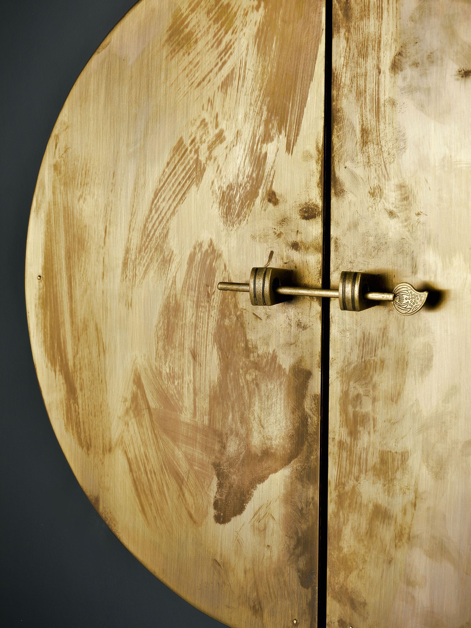 Komoda z okrągłym złotym symbolem w stylu orientalnym Komoda z okrągłym złotym symbolem w stylu orientalnym