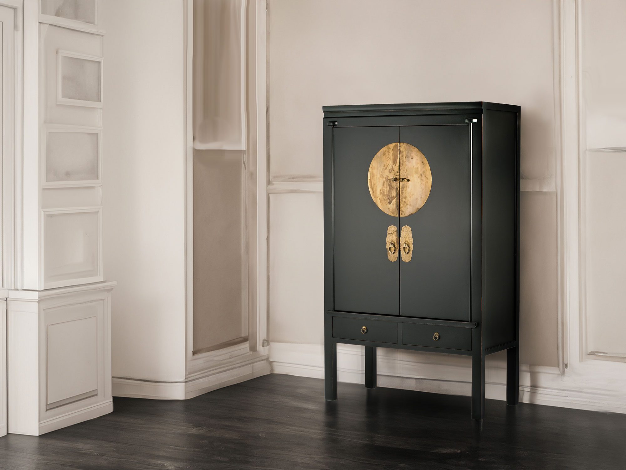 Klasyczna szafka z azjatyckimi zdobieniami w kolorze czarnym i złotym Klasyczna szafka z azjatyckimi zdobieniami w kolorze czarnym i złotym