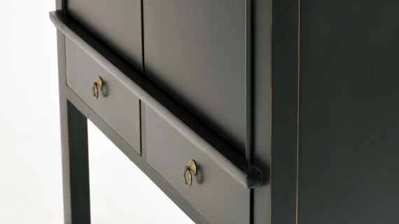 Miniaturka 3 - Bok czarnej szafki z litego drewna wiązu i złotymi gałkami