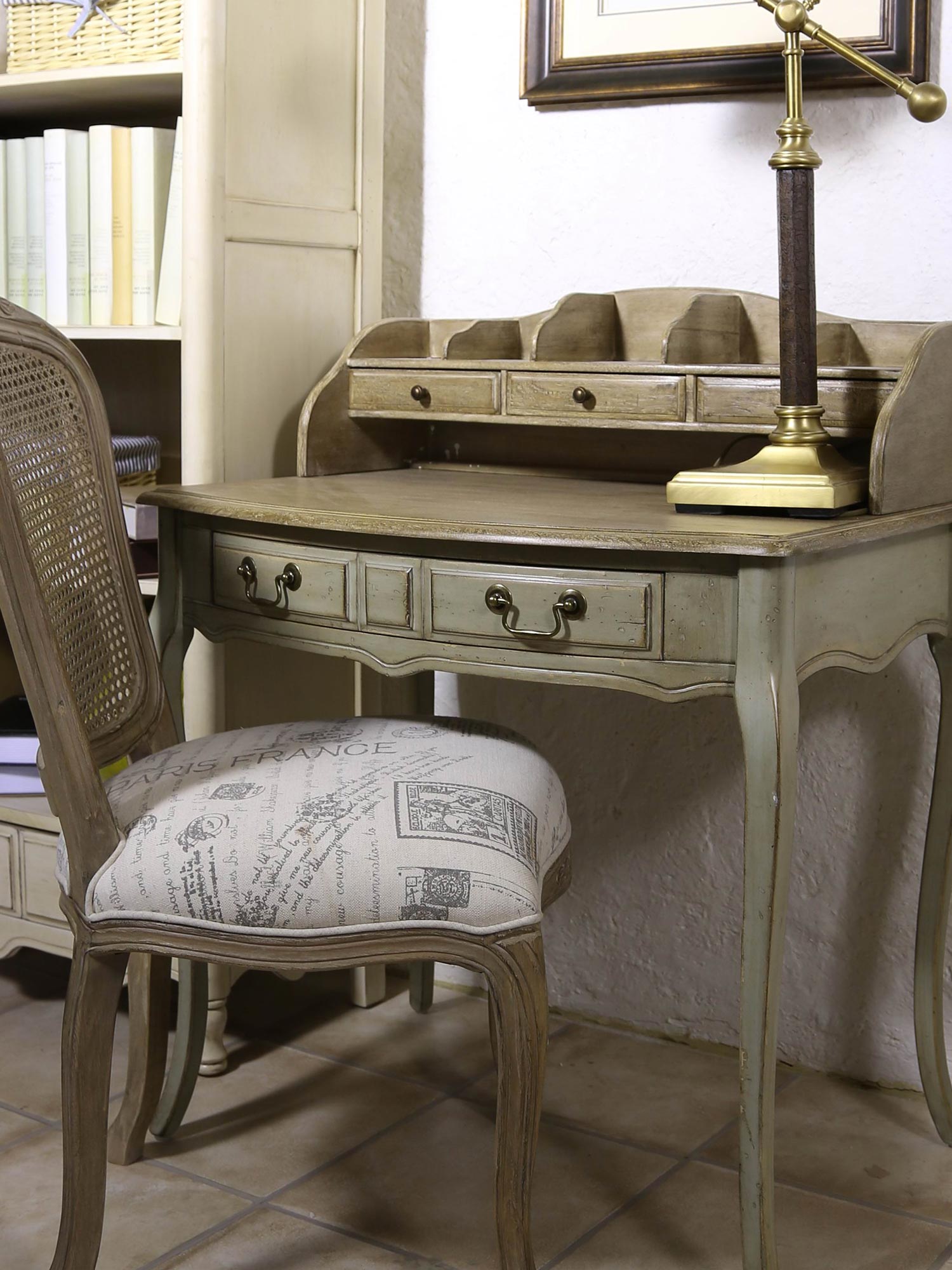 Rustykalna toaletka z tapicerowanym krzesłem, klasyczna aranżacja rustykalna.