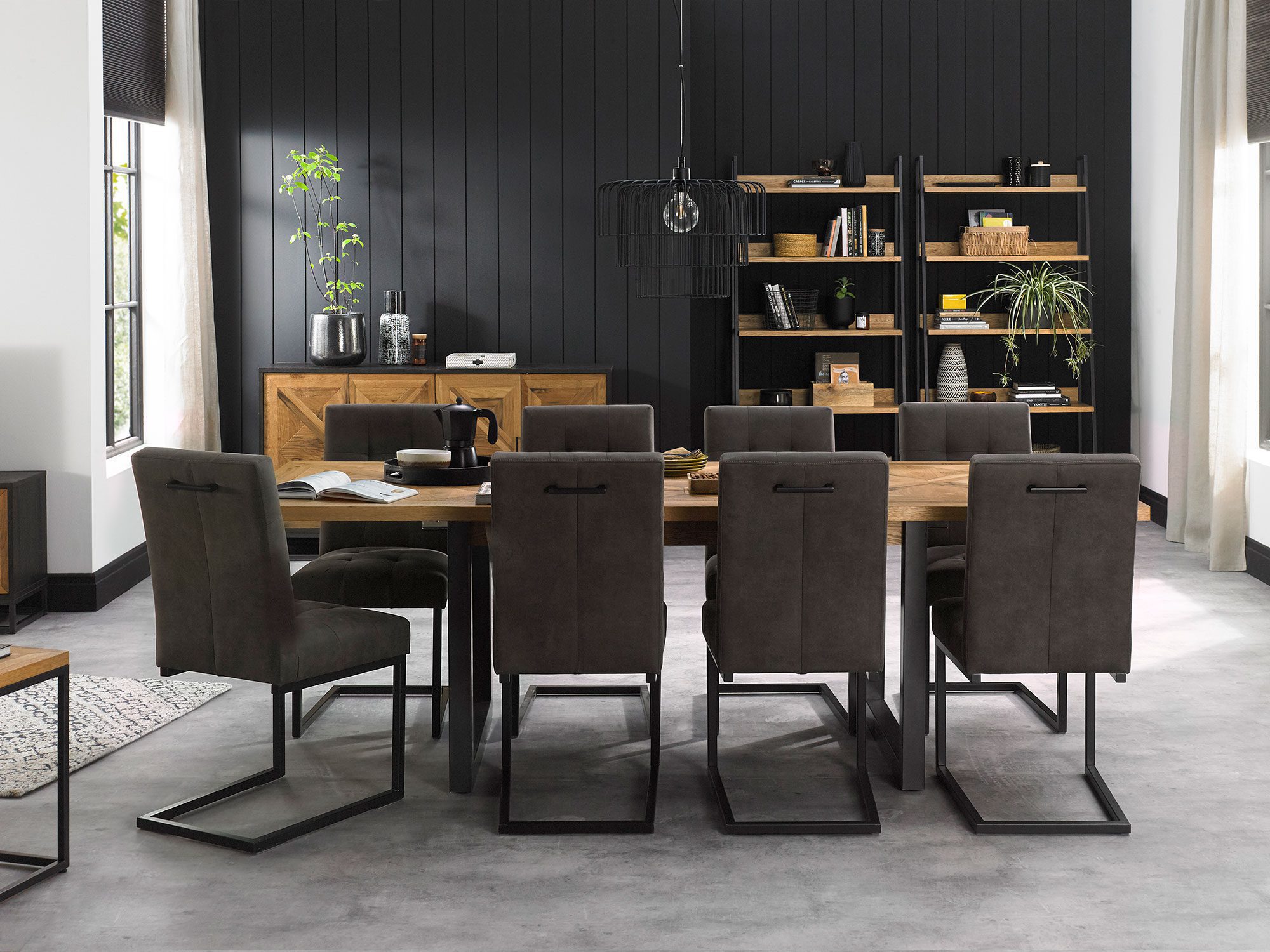 Aranżacja jadalni z dębowym stołem i krzesłami tapicerowanymi