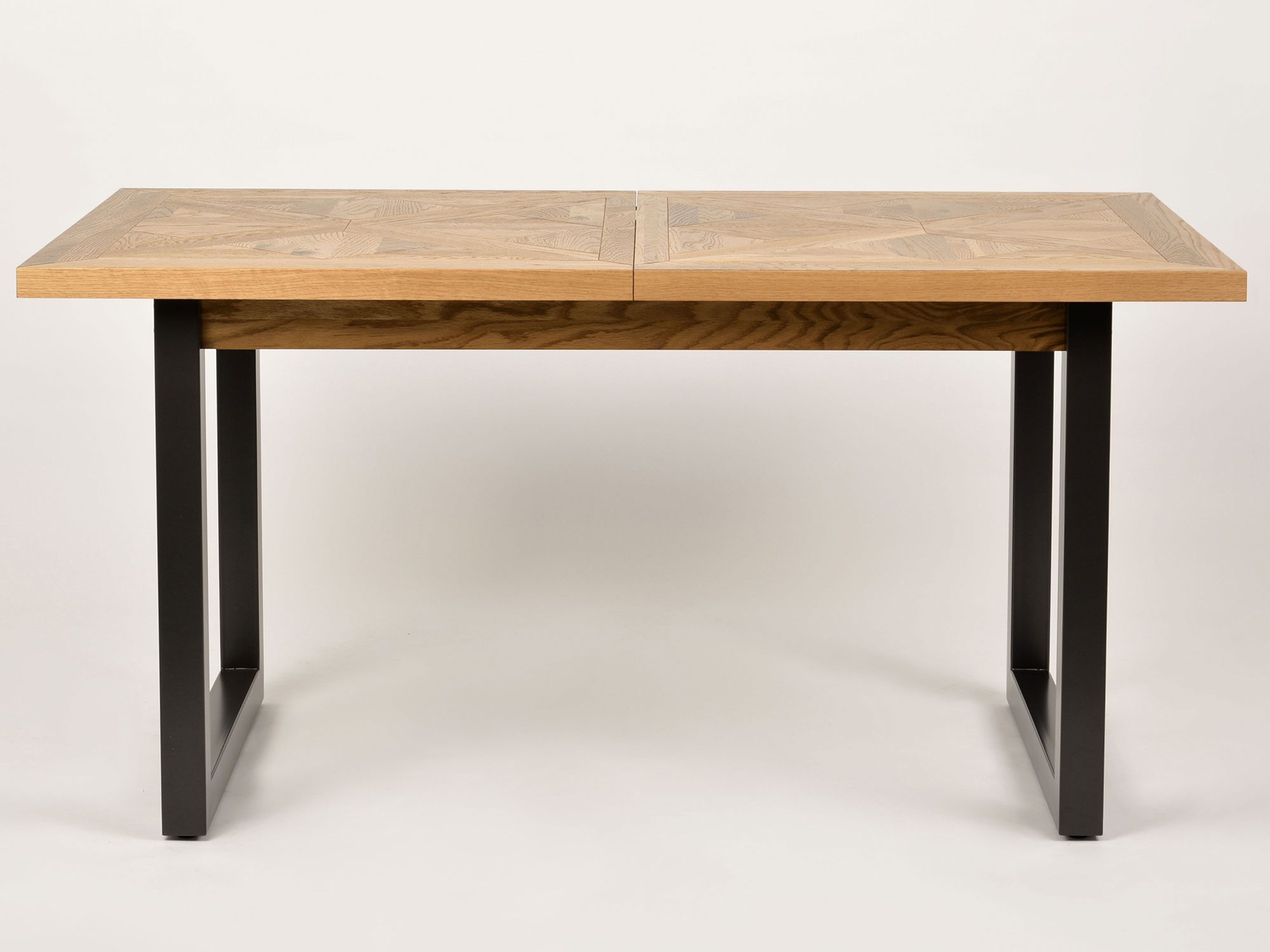Stół jadalniany z olejowanego drewna dębowego i metalową podstawą