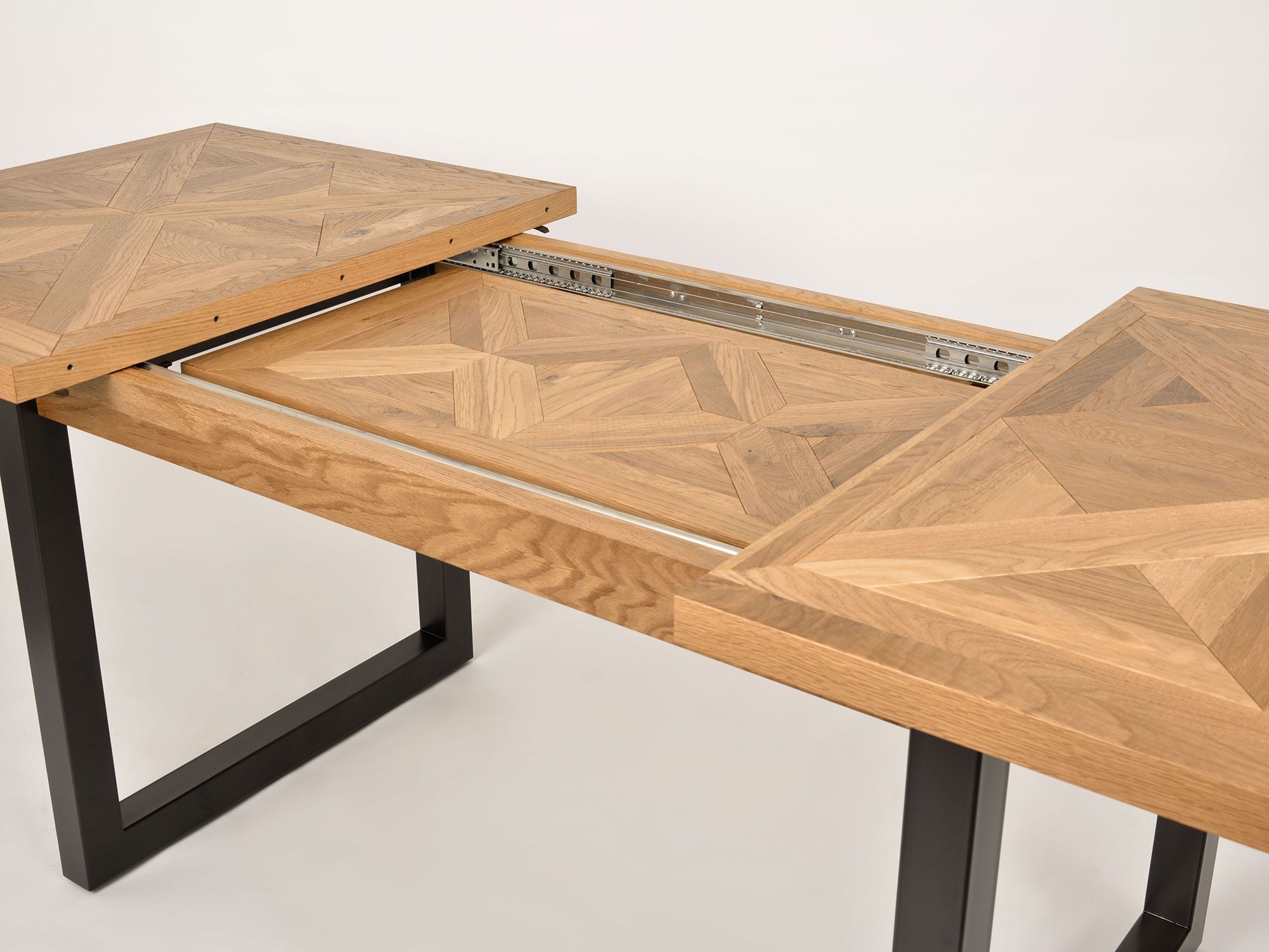 Stół rozkładany z intarsją z olejowanego dębu i czarnym stelażem