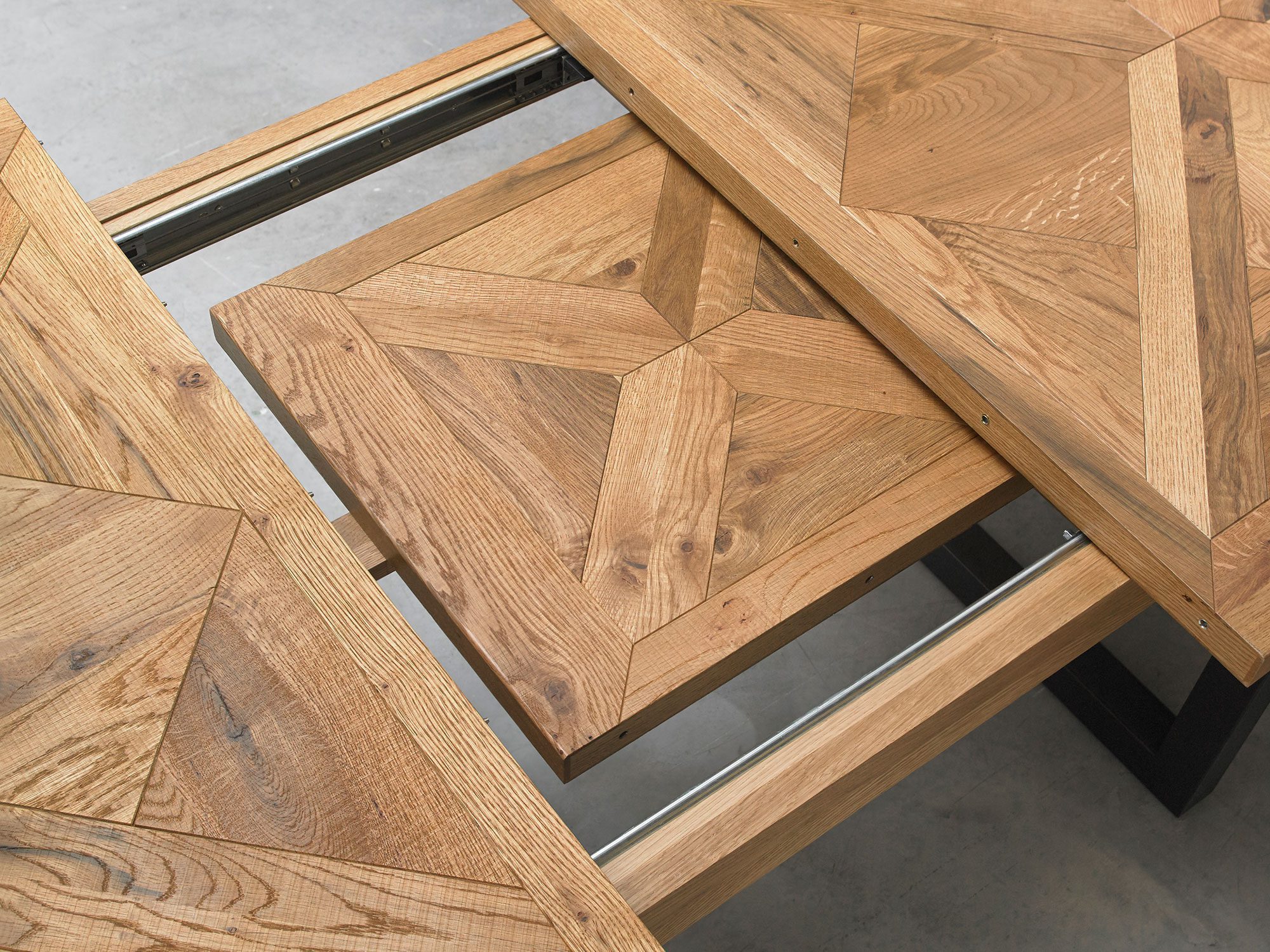 Kwadratowy stolik loftowy z blatem z drewna olejowanego