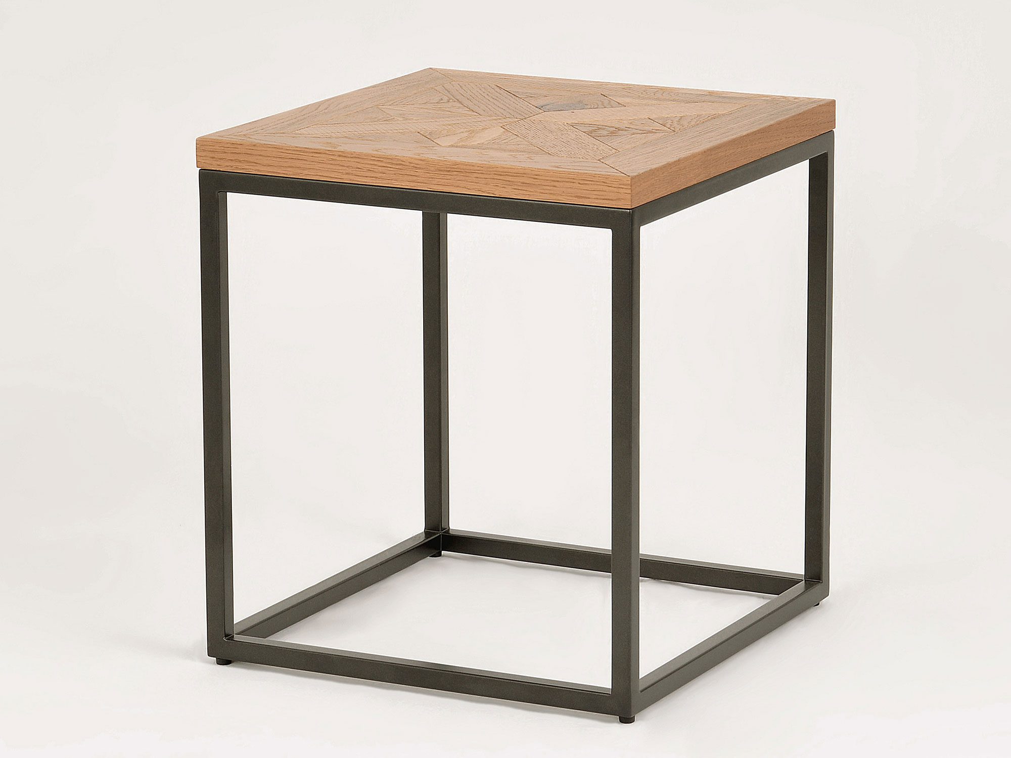 Dębowy stolik z intarsją w stylu industrialnym do salonu