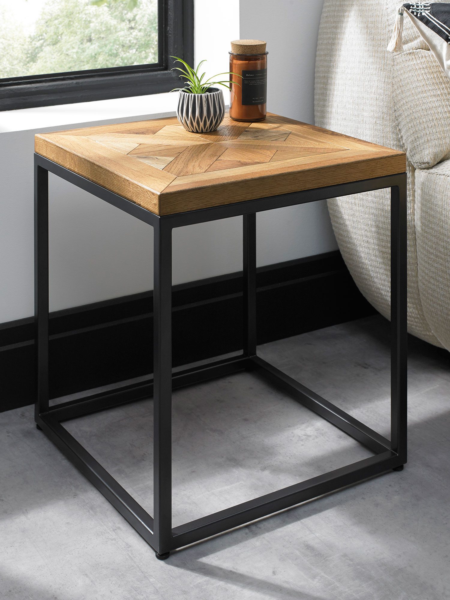 Kwadratowy stolik pomocniczy z dębu i metalowej konstrukcji