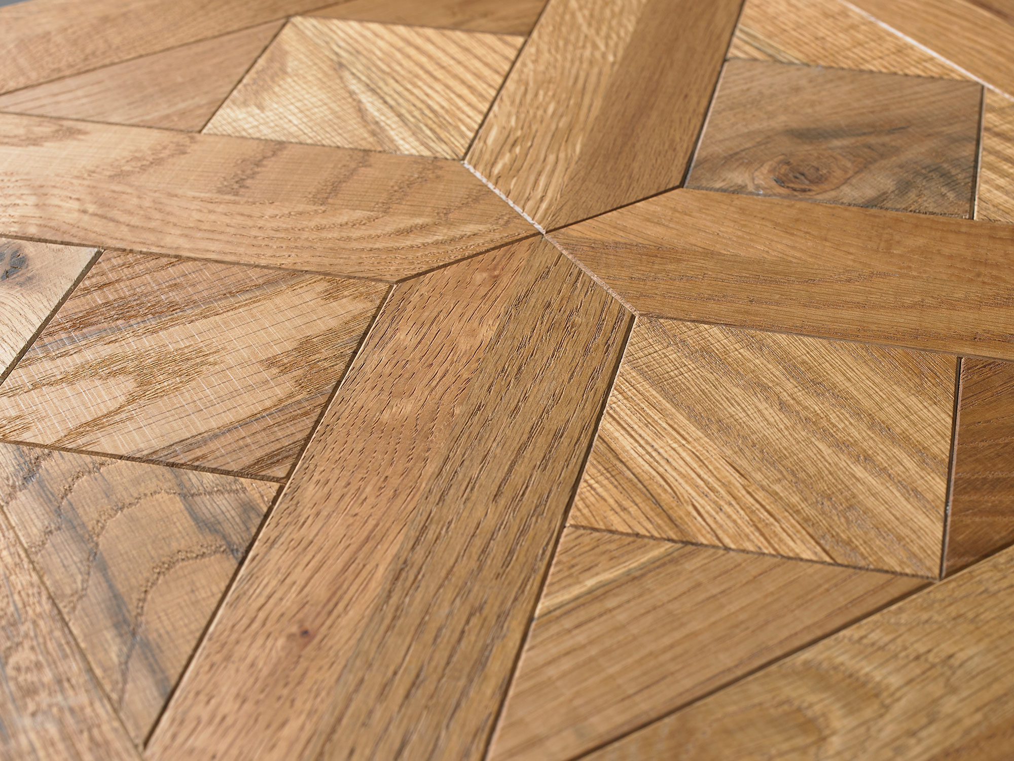 Intarsja krzyżowa z dębu olejowanego – detal dekoracyjny blatu