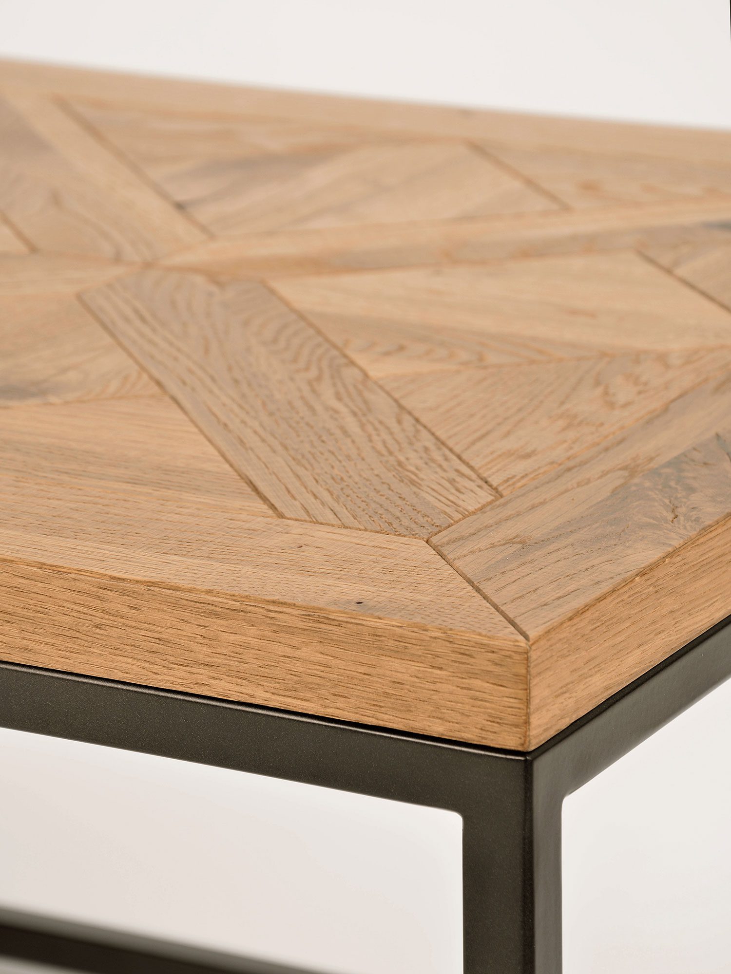 Zbliżenie na blat dębowy z precyzyjną intarsją X