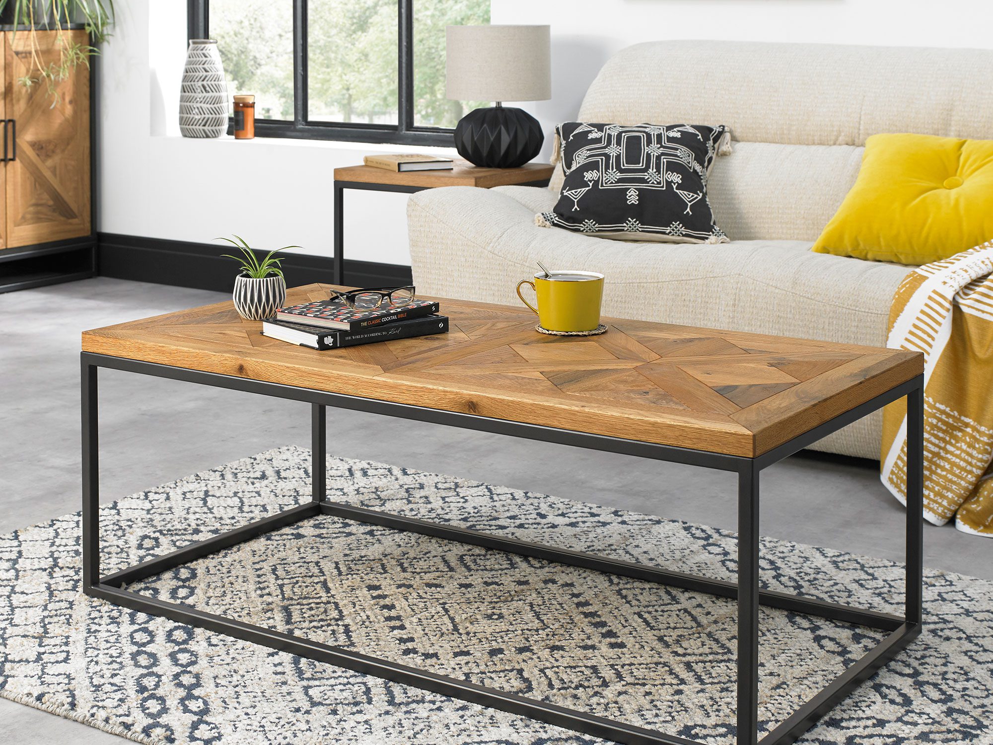 Prosty stolik industrialny z blatem z naturalnego dębu i ramą