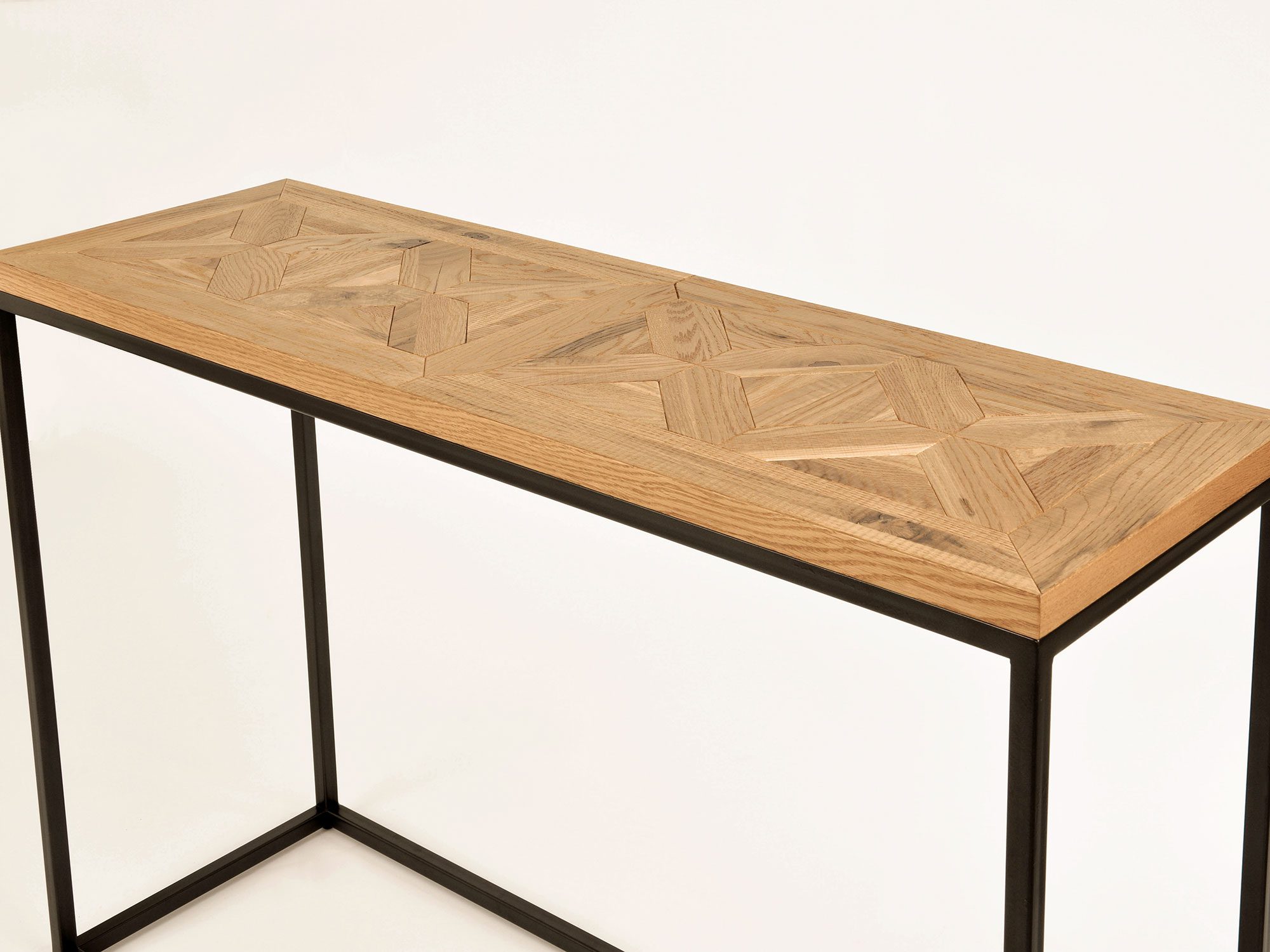 Stolik boczny z intarsją z dębu olejowanego i czarną podstawą