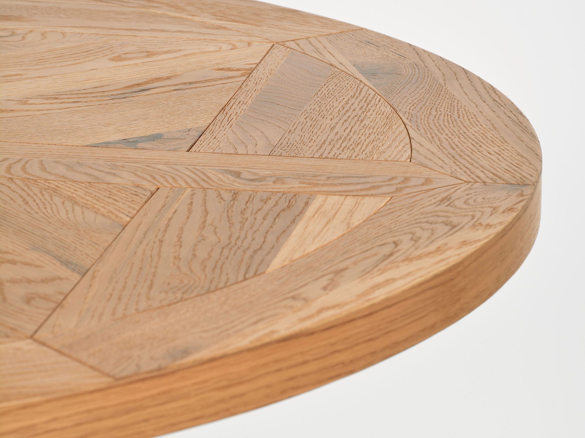 Zbliżenie na intarsję okrągłego stołu z naturalnego dębu