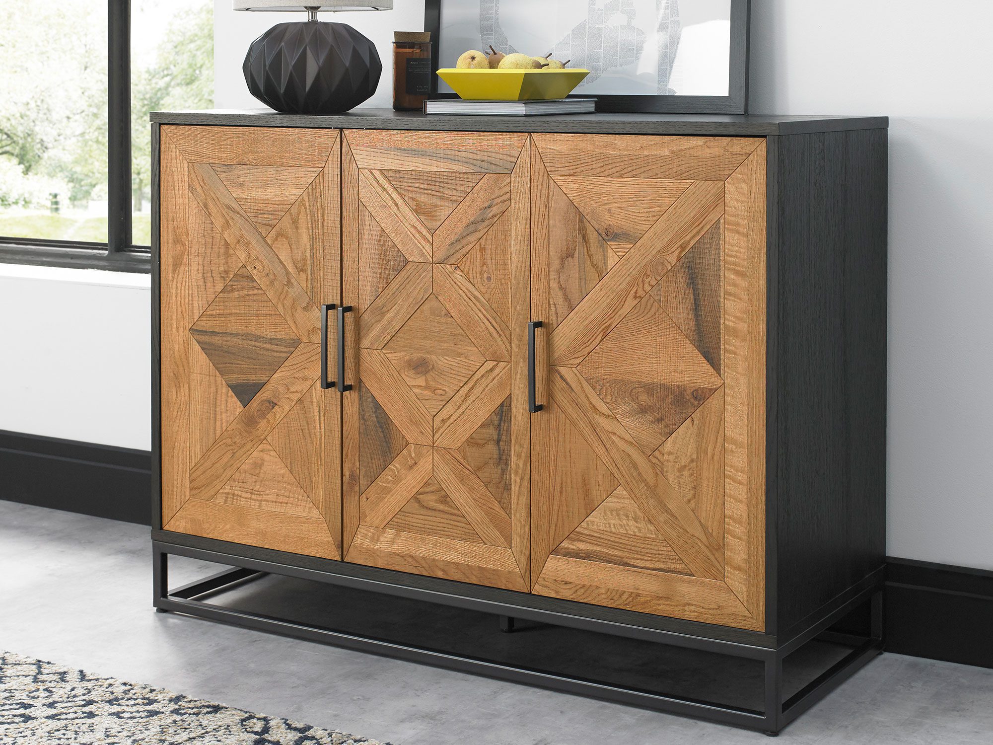 Dębowa komoda z frontem intarsjowanym i stalową ramą w stylu loft