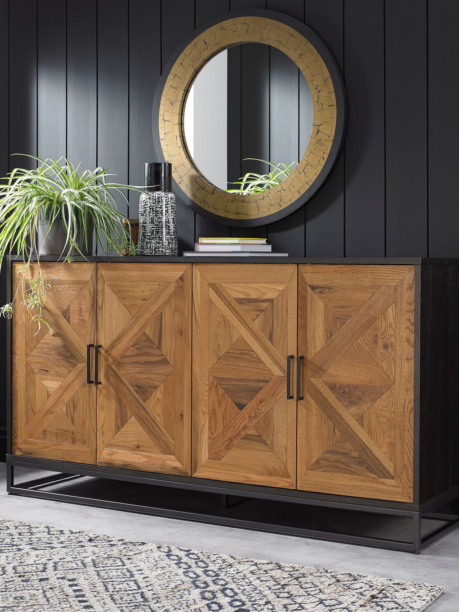 Komoda z olejowanego drewna dębowego i metalową podstawą