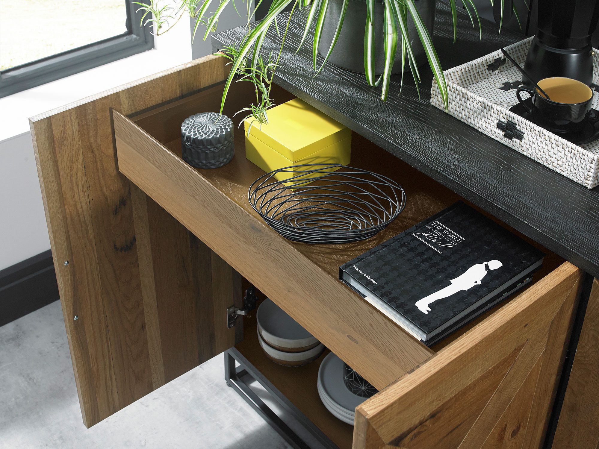 Zbliżenie na blat z naturalnego dębu olejowanego z detalami intarsji