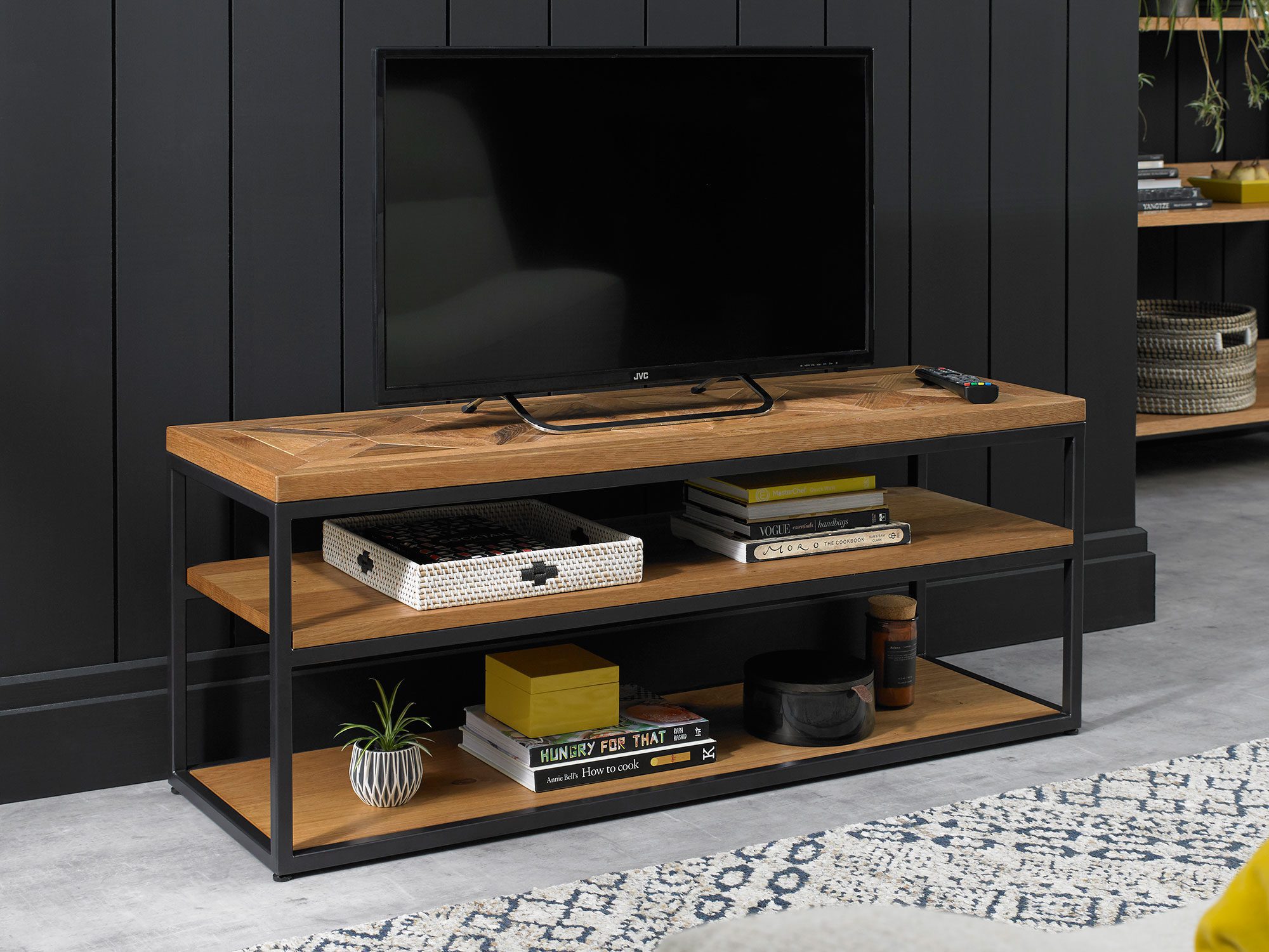 Szafka RTV z dębowym blatem i czarną metalową ramą