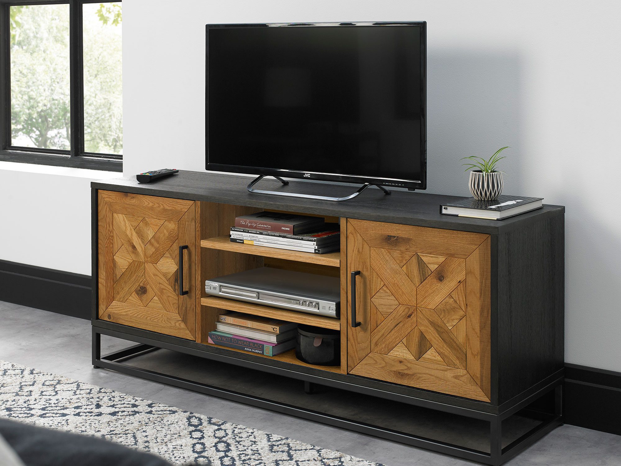 Szafka RTV z czarno-drewnianą podstawą i dekoracyjnymi frontami