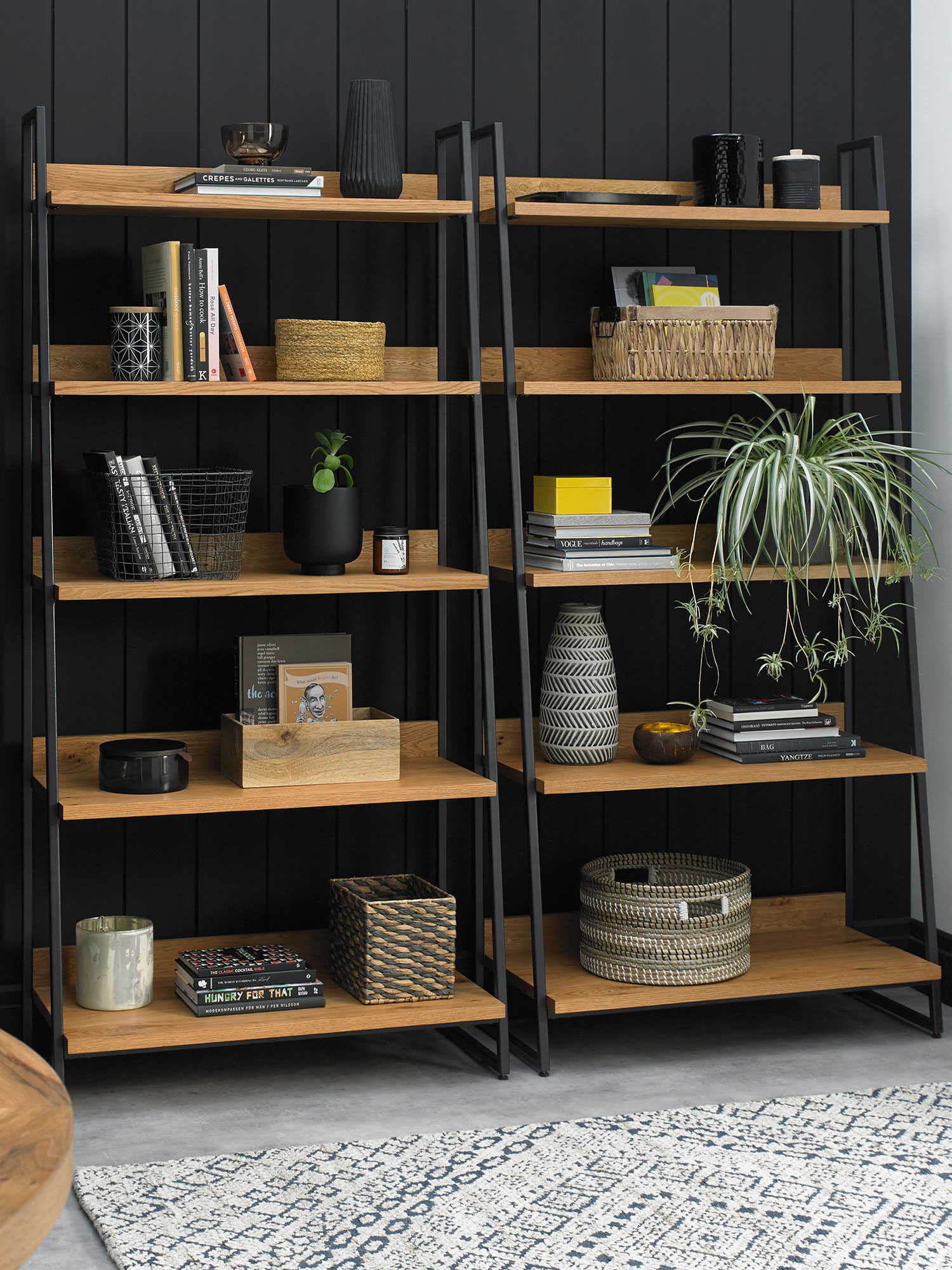 Industrialny regał z półkami z naturalnego dębu olejowanego