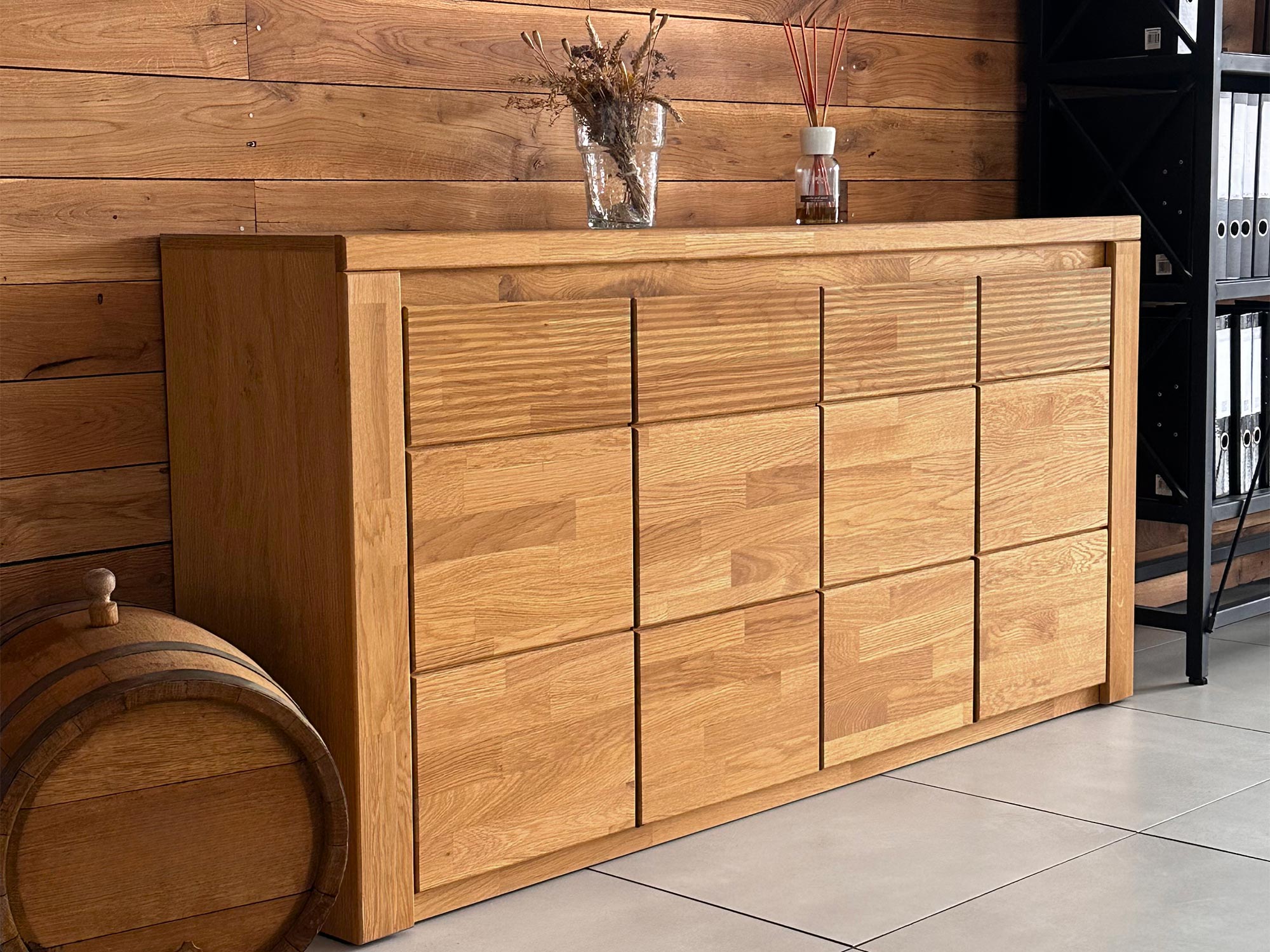 Stylowa komoda z litego drewna dębowego z wazami dekoracyjnymi