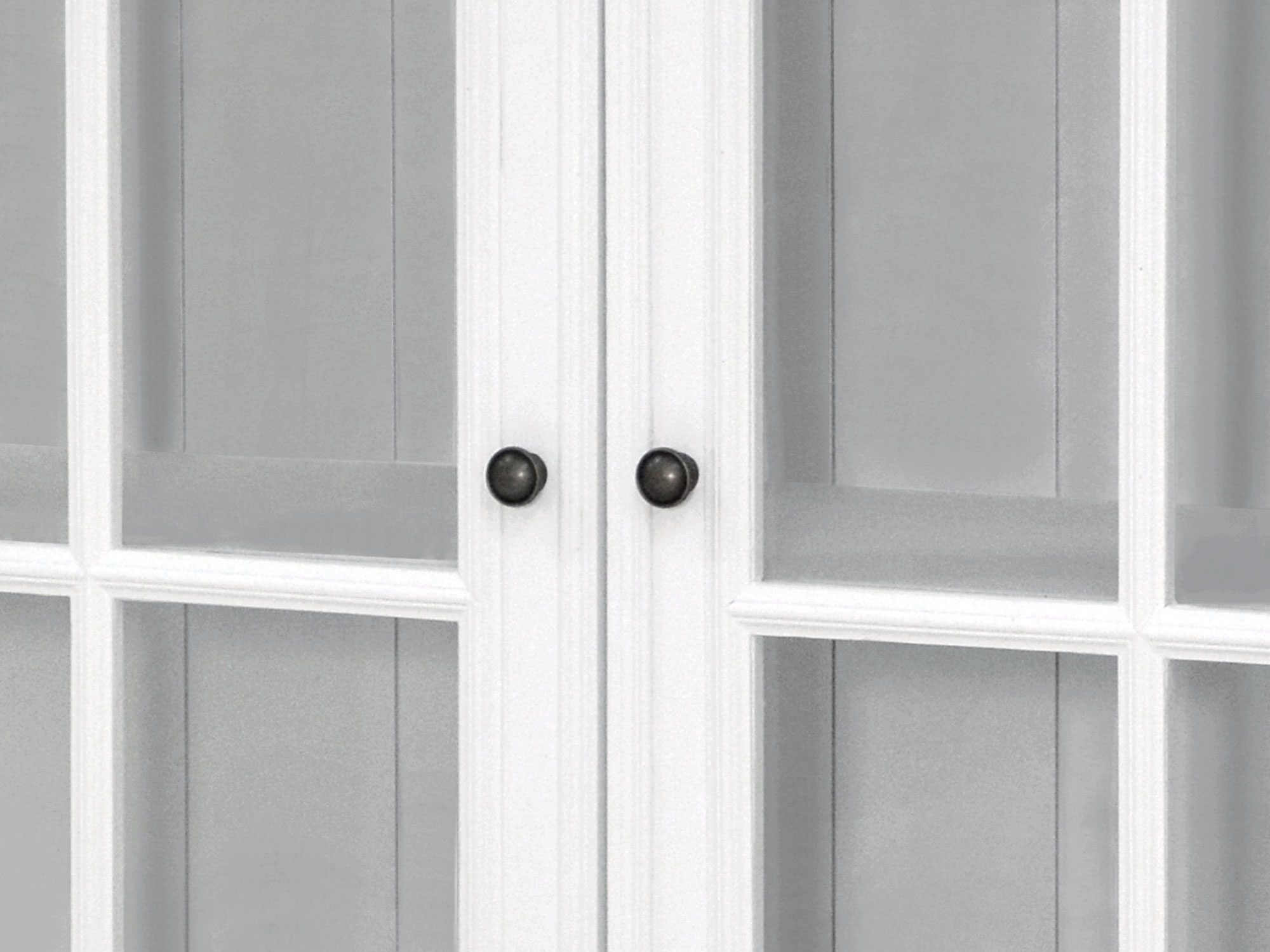 Biała narożna witryna drewniana z dekoracyjnymi frontami w stylu prowansalskim