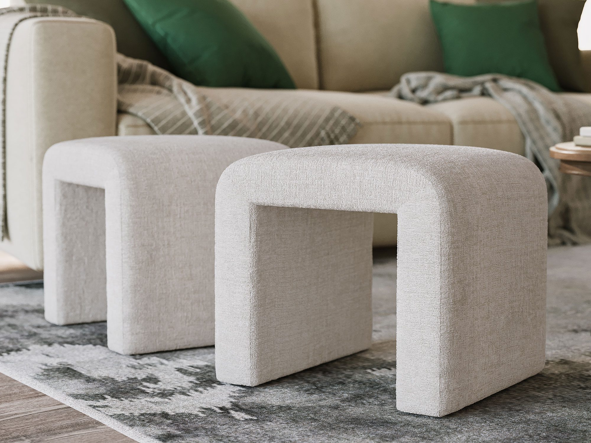 Komplet beżowych i szarych puf boucle w aranżacji salonu Komplet beżowych i szarych puf boucle w aranżacji salonu