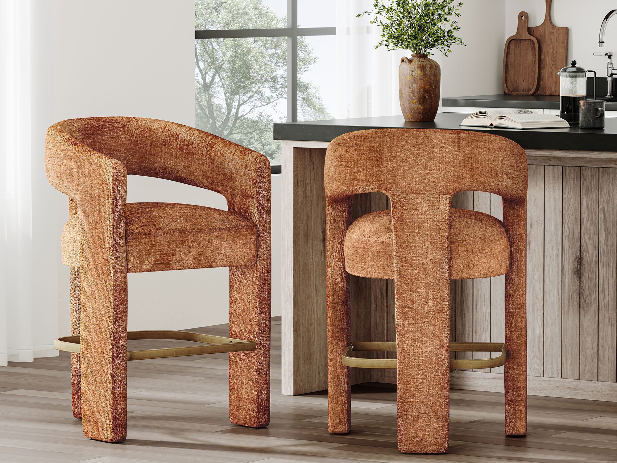 Krzesła tapicerowane boucle w kolorze terakoty przy stole Krzesła tapicerowane boucle w kolorze terakoty przy stole