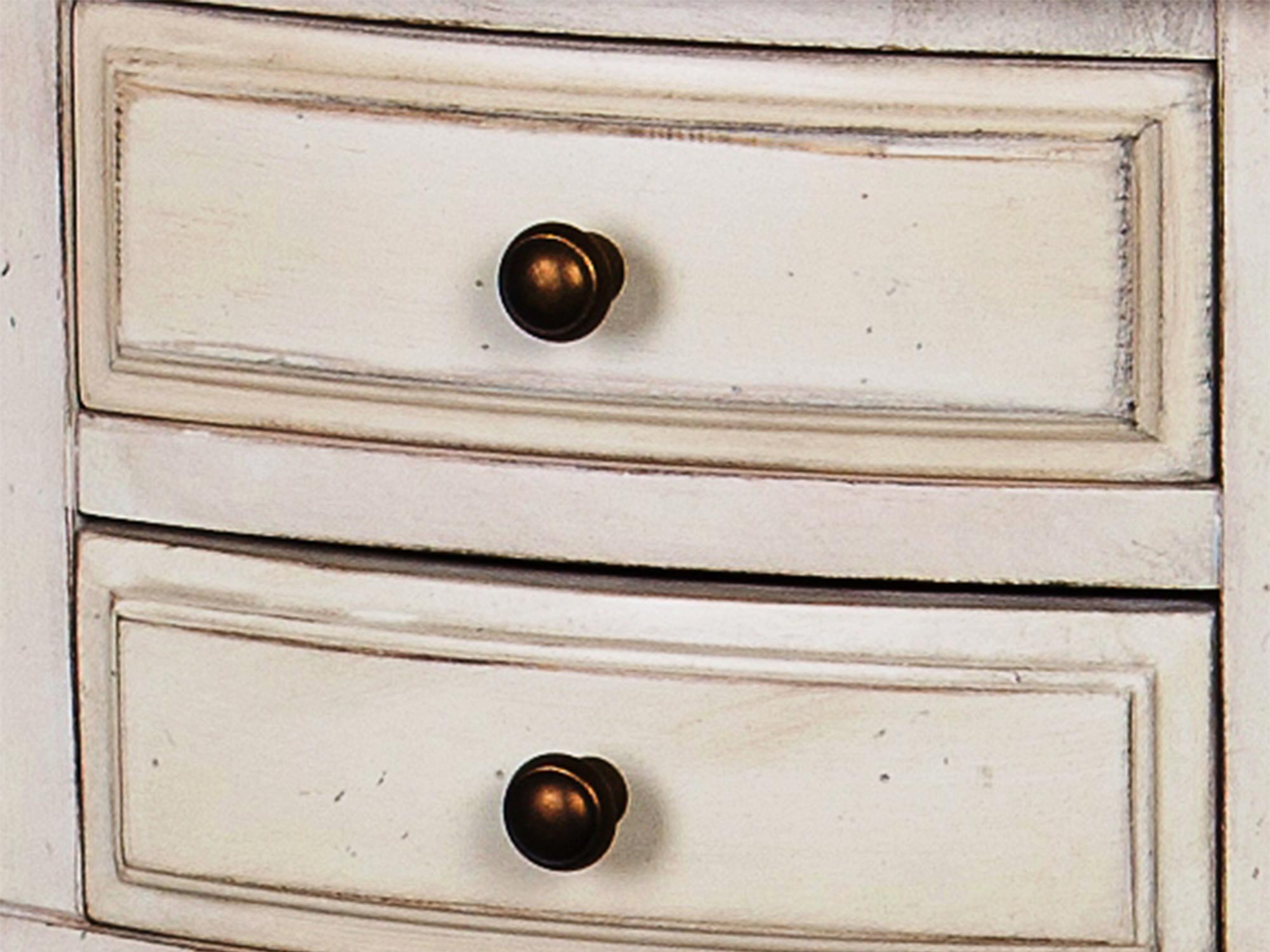 Detal drewnianego frontu szafki w stylu prowansalskim kolor biały