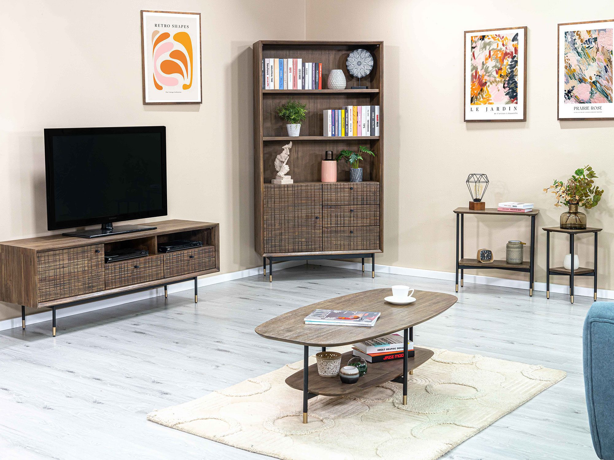 Aranżacja salonu z drewnianą komodą w stylu retro Aranżacja salonu z drewnianą komodą w stylu retro