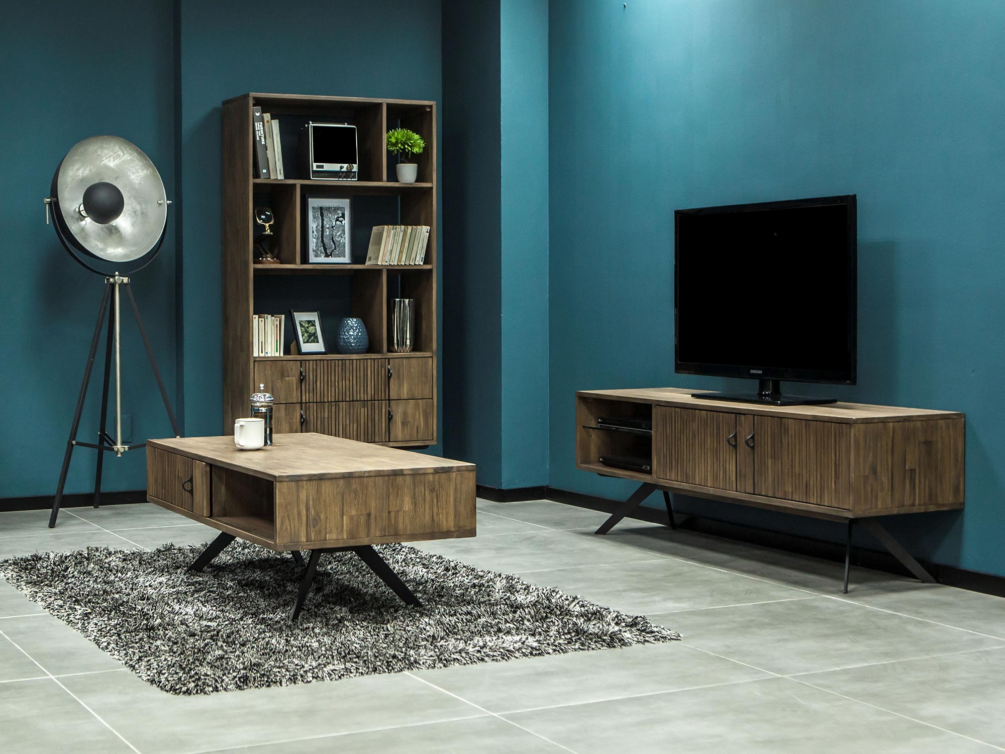 Zestaw drewnianych mebli do salonu w stylu nowoczesnym z regałem i szafką RTV Zestaw drewnianych mebli do salonu w stylu nowoczesnym z regałem i szafką RTV