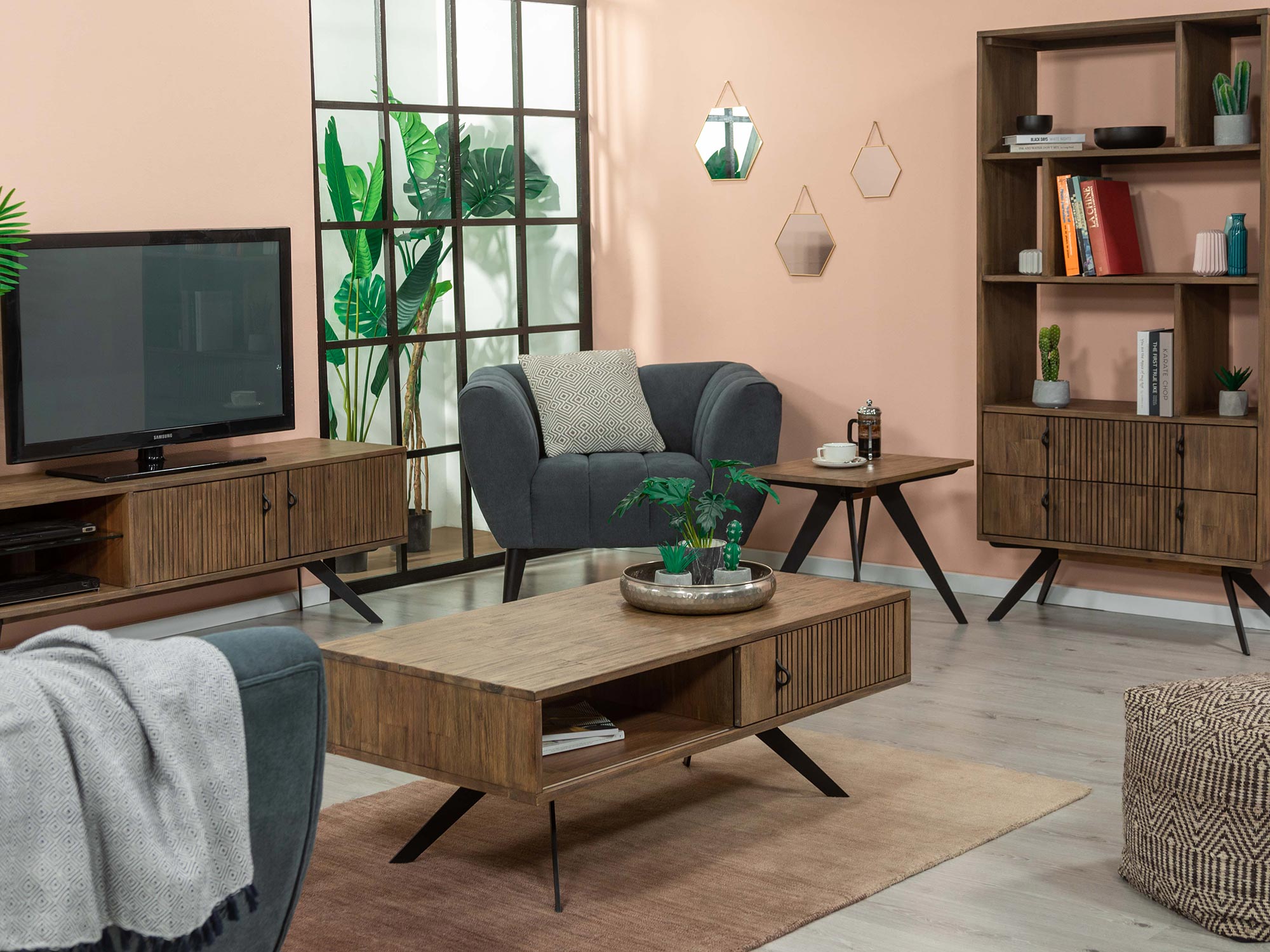 Salon w stylu loftowym z meblami z drewna akacjowego i metalu