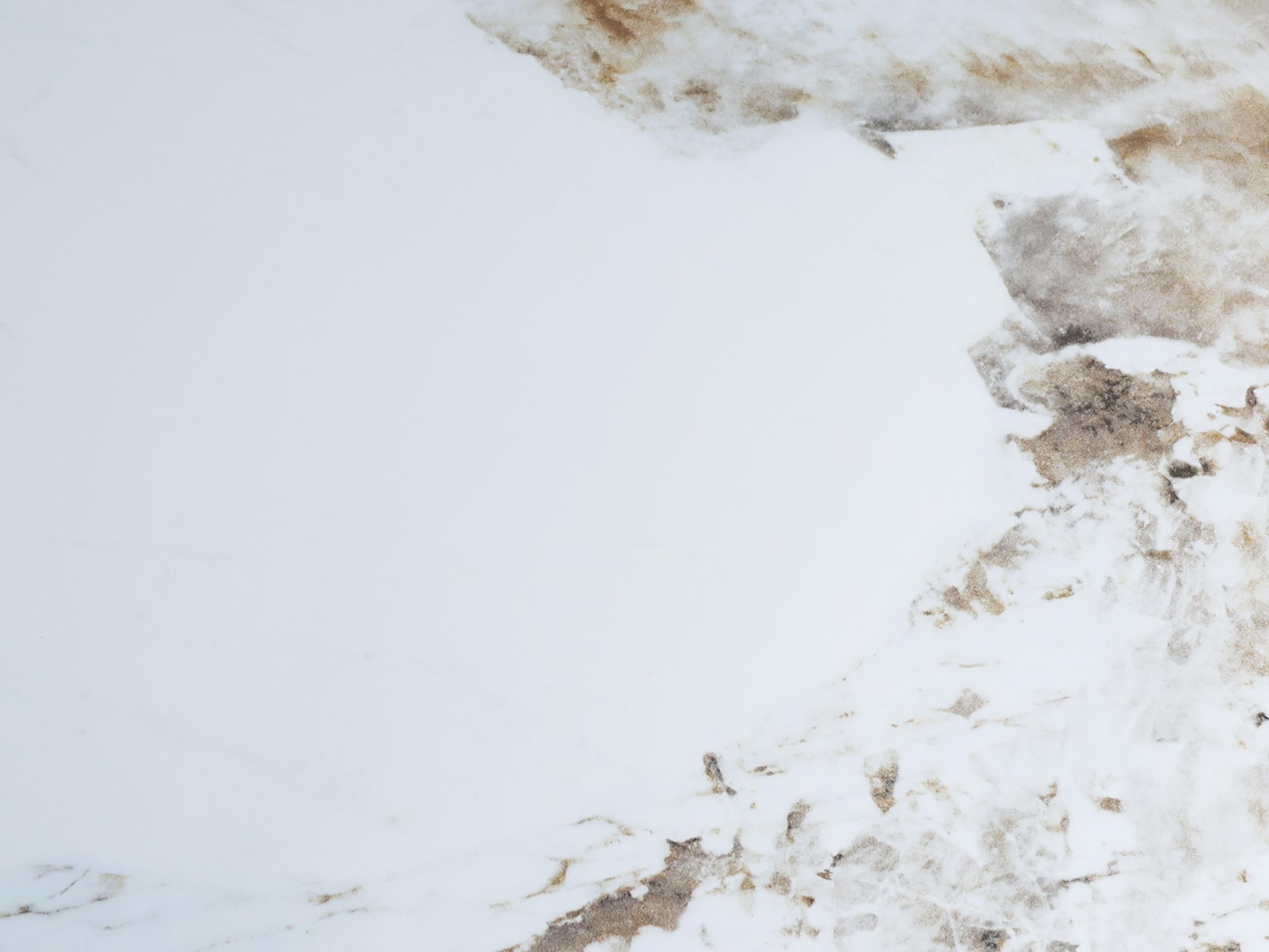 Marmur biały z beżowymi żyłkami – detal dekoracyjny blatu stołu