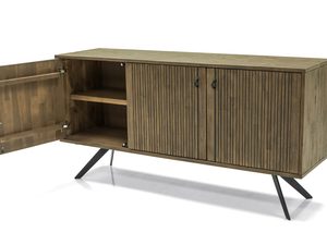 Miniatura 1 - Dřevěná komoda s kovovými nohami v moderním salonie