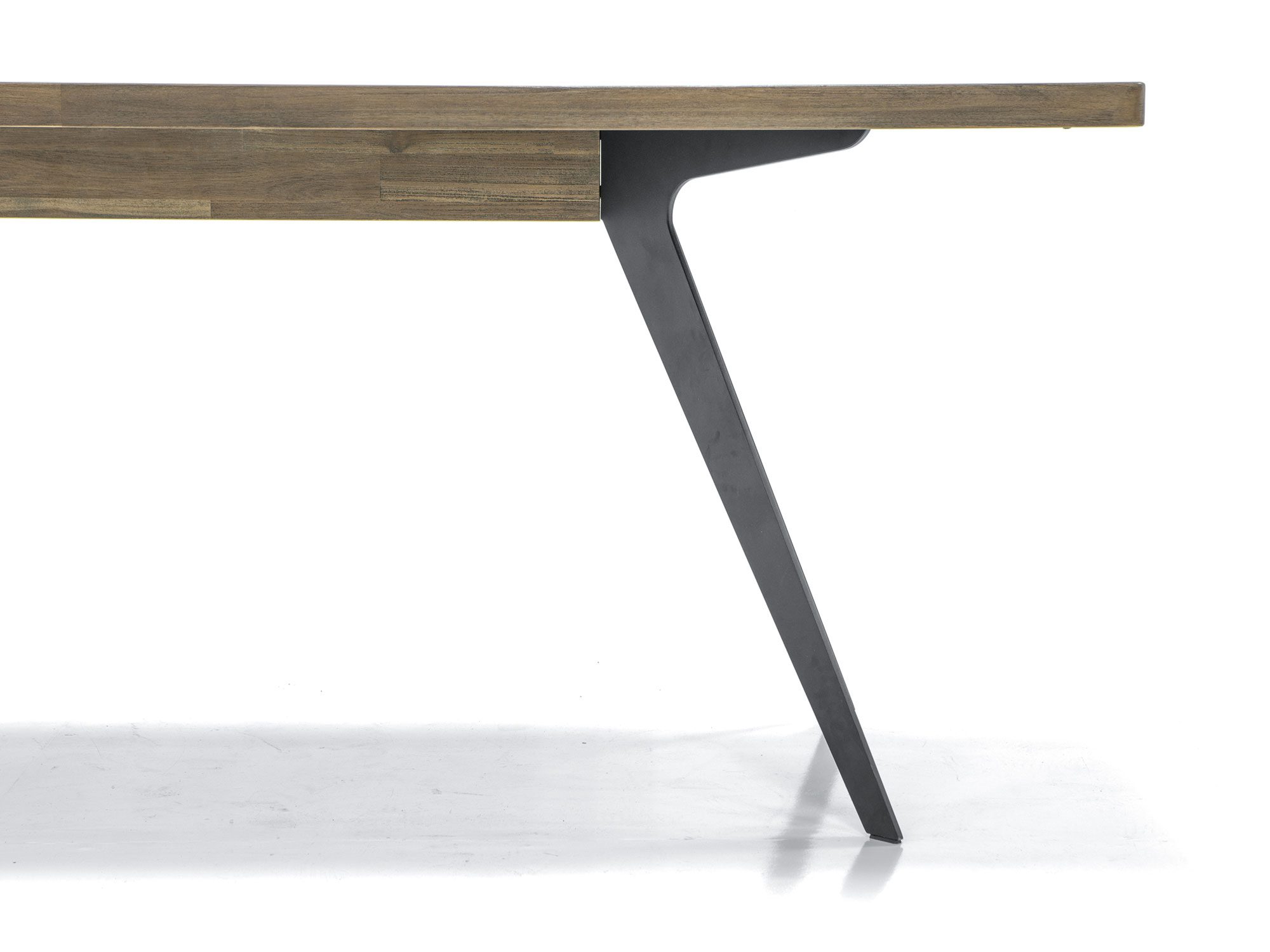 Stół drewniany z z czarnego metalu w stylu industrialnym