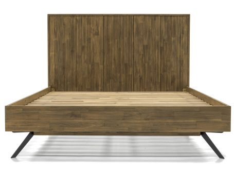 Drewniane łóżko z wysokim zagłówkiem, minimalistyczny design